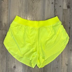 CRZ Yoga Mid Waisted Dolphin Shorts with Liner Neon Yellow size Medium